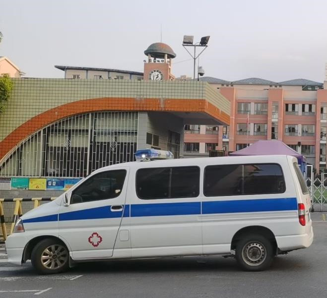 监利救护车出租护送骨折病人一公里多少钱